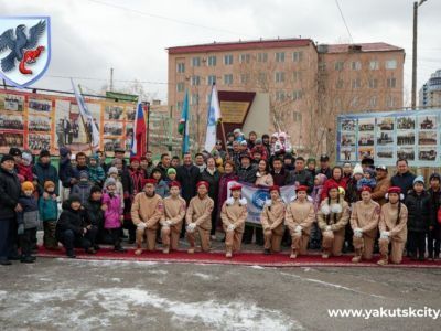 В Якутске возложили цветы к памятной стеле «Отцу и сыну»
