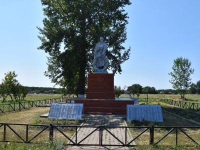 Братская могила советских воинов, погибших в боях с фашистскими захватчиками в 1943 году. Захоронено 228 человек, имена 218 человек установлены. Скульптура советского воина с венком