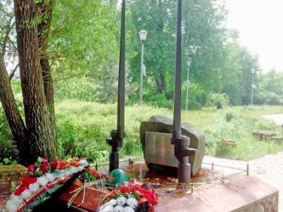 Братская могила советских воинов