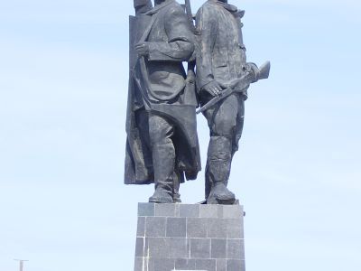 Памятник, установленный в честь героев-комсомольцев, участников Гражданской войны в Якутии