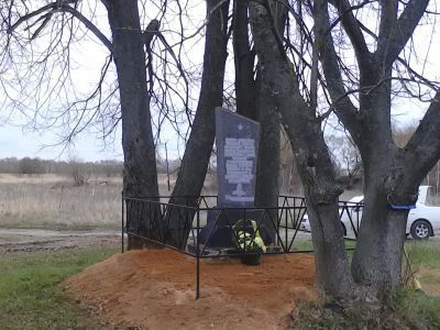 Братская могила 300 советских воинов, погибших в 1943 году при освобождении  Дубровского района от немецко-фашистских захватчиков