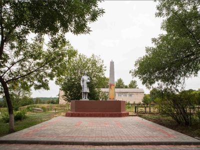 Братская могила участников гражданской войны и советских воинов, погибших в период Сталинградской битвы