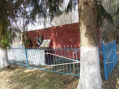 Монумент на братской могиле 65 граждан с. Неварь, расстрелянных немецко-фашистскими захватчиками в 1943 году за связь с партизанами. Монумент установлен в 1967 году