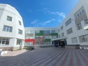 Сергей Местников поздравил с последним звонком выпускников «Айыы кыhата»