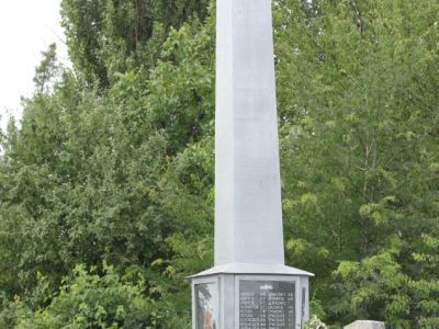 Братская могила советских воинов, погибших в боях с фашистскими захватчиками