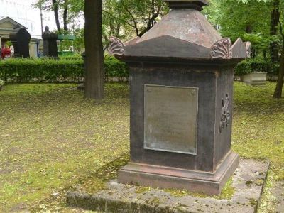 Могила Самойлова В.М. (1782-1839), певца, Самойловой-Макшеевой Н.В. (1818-1899), актрисы, Самойловой-Мичуриной В.В. (1824-1880), актрисы