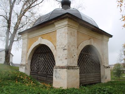 Каменная сень над часовней Кирилла Белозерского