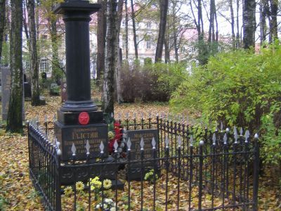 Могила Галстяна Вениамина Оганесовича (1902 – 1942 г.г.) - члена Военного Совета 42-й Армии Ленинградского фронта