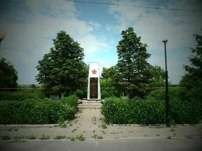 Братская могила советских воинов, погибших в боях с фашистскими захватчиками в 1943 году. Захоронено 36 человек, имена установлены. Обелиск