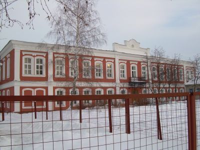 Здание мужской гимназии, в которой учились в 1883-1888 гг. писатель Пришвин Михаил Михайлович, в 1883-1890 гг. нарком здравоохранения Семашко Николай Александрович и в 1881-1886 гг. писатель Бунин Иван Алексеевич. Здесь в 1925-1926 гг. учился народный худ