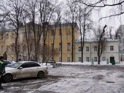 Главный дом с южным и северным флигелями - здание бывшей Александровской "полицейской" больницы (здесь в 1840-х гг. жил и в 1853 г. умер известный врач Ф.П.Гааз