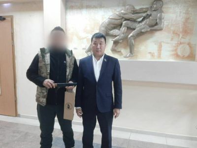 Участнику СВО с позывным «Палыч» вручили национальный символ силы и мужества