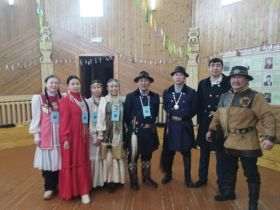 В Хангаласском районе в конкурсе «Бөртө Оһуокай» лучший запевала выиграл жеребенка