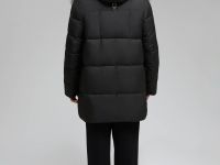 Стеганая куртка с капюшоном и меховой опушкой