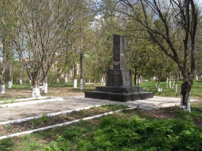 Памятный знак в честь воинов-односельчан, погибших в годы гражданской и Великой Отечественной войн