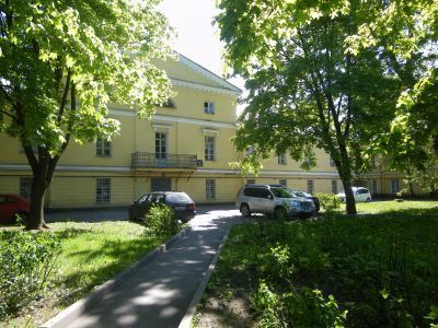 Здание Благородного пансиона, где в 1818-1820 гг. учился композитор Глинка Михаил Иванович. Здесь преподавал декабрист Кюхельбекер Вильгельм Карлович, учились декабристы Глебов Михаил Николаевич в 1818-1821 гг., Плещеев Александр Александрович в 1818-1820