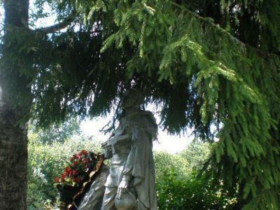 Братская могила  советских  воинов