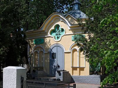 Памятник-часовня на месте боя и 3 братские могилы русских воинов, павших в сражении с французскими войсками за город Малоярославец в 1812 г.