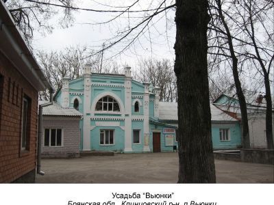 Здание конюшни с голубятней