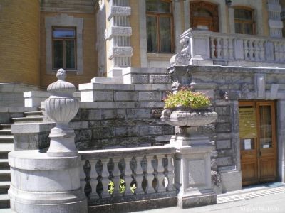 Вазы на крыльце главного входа (6 шт.)