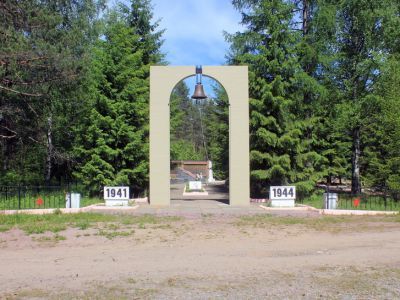 Братское захоронение советских воинов, погибших в 1941-44 гг., где захоронены Герои Советского Союза: Лоскутов Степан Петрович (1916-1942), Мартынов Александр Максимович (1911-1942), Синявин Федор Федорович (1904-1942), Фомин Федор Фролович (1915-1942)