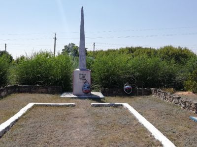 Братская могила участников гражданской войны и советских воинов, погибших в период Сталинградской битвы