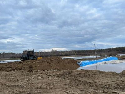 В Таттинском районе укрепляют дамбу, которой грозит разрушение из-за паводка