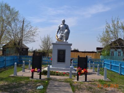 Памятник воинам-землякам, погибшим на фронтах Великой Отечественной войны