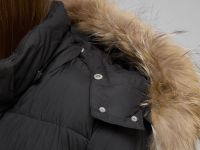 Пуховик с капюшоном и опушкой из натурального меха