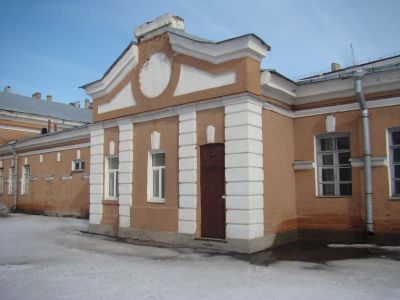 Манеж с конюшнями
