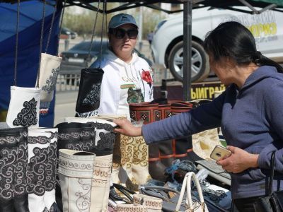 На площади Ленина развернулась выставка-ярмарка народных мастеров
