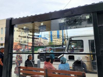 Цитату Михаила Николаева разместили на автобусной остановке в Якутске