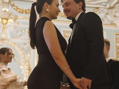 «Зеркало при свечах: Отражение любви»