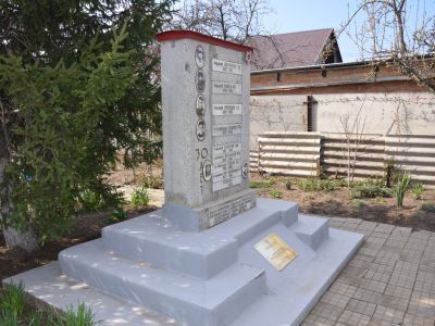 Братская могила 8 советских воинов, погибших в боях с фашистскими захватчиками