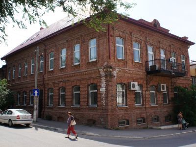 Дом жилой со службами церкви Воздвижения Креста (Кресто-Воздвиженской), кон. XIX в. - 1902 г.