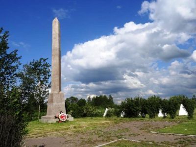 Памятник-обелиск воинам 55-ой армии, сражавшимся на этом рубеже в 1941 г.