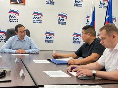 Айсен Николаев провел прием граждан в региональной общественной приемной «Единой России»