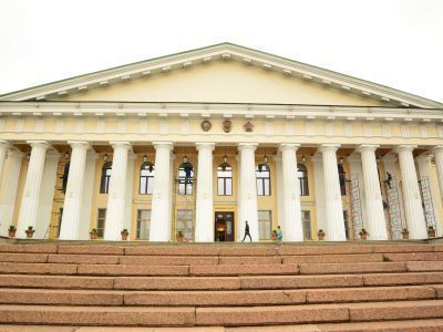 Главное здание с классным, столовым, лабораторным и офицерским корпусами