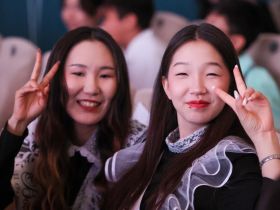 С окончанием учебного года поздравил выпускников двух школ Якутска Кирилл Бычков