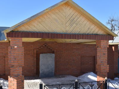 Памятный камень, установленный на месте дома, где родился поэт (М. Сеспель)