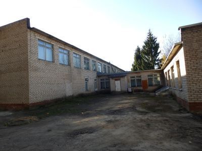 Краснооктябрьская школа, где в 20-х годах учился Герой Советского Союза Моисеенков Григорий Иванович (1915-1956). Установлена мемориальная доска