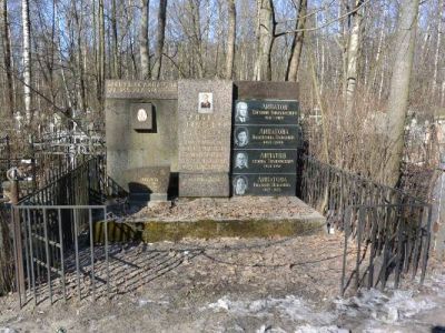 Могила Липатова Тимофея Ивановича (1888-1959) - матроса крейсера «Аврора»,  члена КПСС с 1917 года