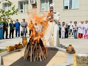 Сэргэ установили на территории глазной больницы Якутии