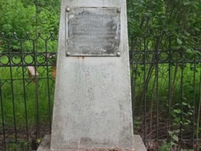 Могила председателя Чебоксарского Совета рабочих, солдатских и крестьянских депутатов И.Г. Кадыкова (1889-1918 гг.), убитого кулаками во время контрреволюционного мятежа. На могиле установлен памятник