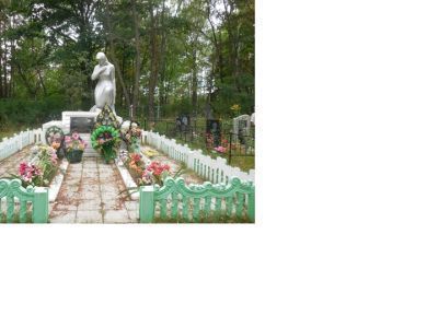 Братская могила, где похоронен красногвардеец, погибший в 1918 г. в бою с немецкими оккупантами и 10 советских воинов, погибших в 1943 г. в боях с немецко-фашистскими захватчиками