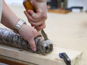 Более 70 кузнецов демонстрируют возможности якутских ножей, разрезая войлок, кости и дерево