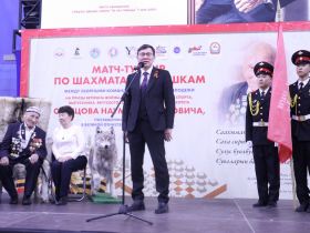 На призы 102-летнего ветерана Наума Слепцова провели матч-турнир по шахматам и шашкам