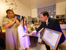 Школьнице из Якутска передали подарок от Айсена Николаева