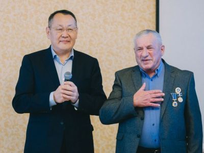 Генеральный директор «Сахатранснефтегаза» поздравил водителя с 50-летним стажем работы