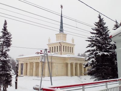 Здание вокзала на станции «Ленинская»